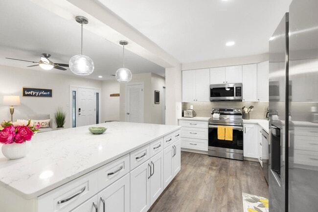 Building Photo - 802 Camelia Dr