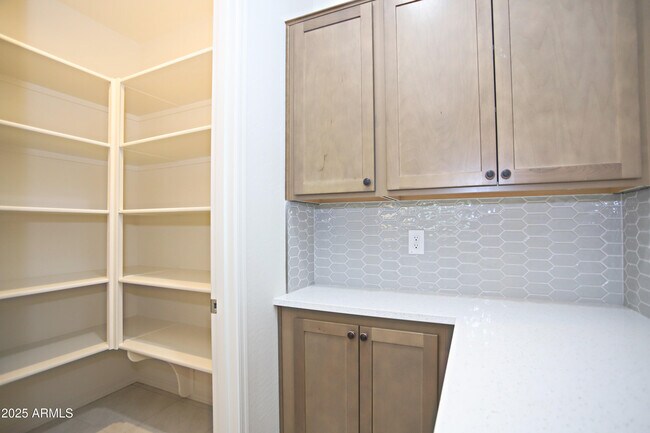 Building Photo - 976 W Finch Dr