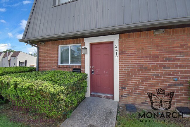 Building Photo - 2 Bedroom Townhouse Apartment- HUGE WALK IN CLOSET