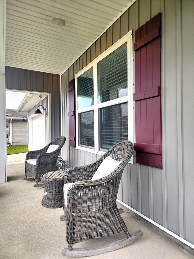 Building Photo - Gorgeous and Spacious 4 Bedroom, 2 Bath Op...
