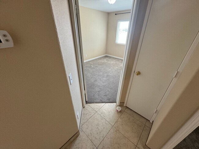 Building Photo - Charming 3-bedroom home located in the picturesque town of Pahrump!