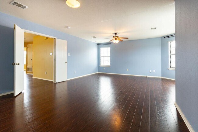 Building Photo - 211 Rim Rock Dr