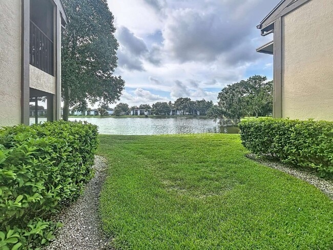 Building Photo - 217 Woodlake Wynde