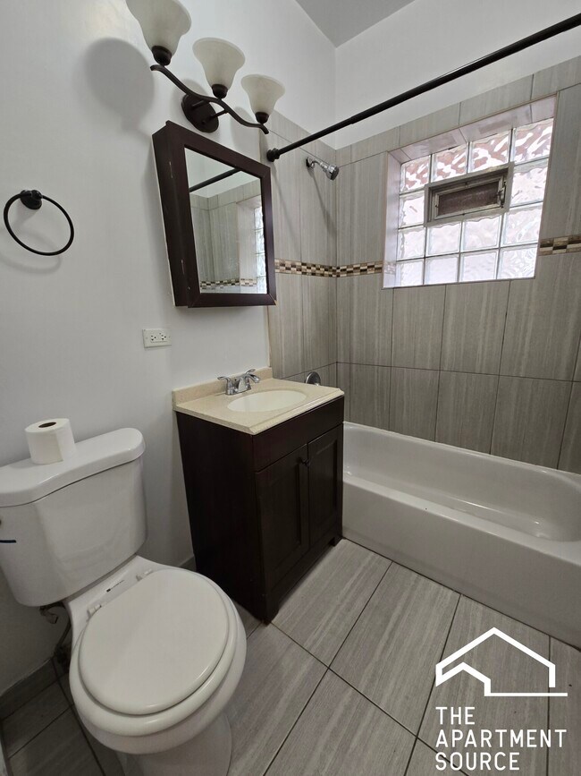 Building Photo - 3753 W Sunnyside Ave