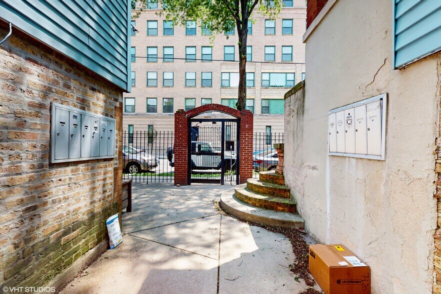 Building Photo - 2430 N Southport Ave
