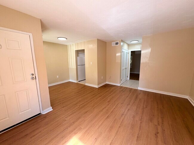 Building Photo - 1530 Live Oak Dr