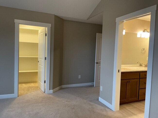 Building Photo - LUXURY 4 BD TOWNHOME! GATED PARKER VILLAGE...