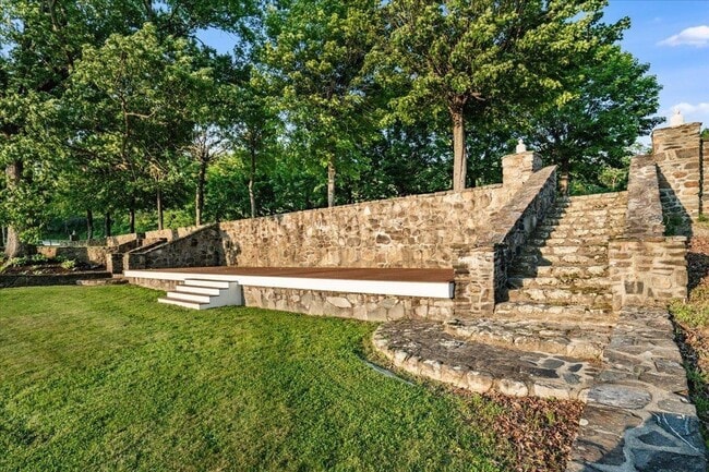 Building Photo - 398 Scofield Mountain Rd