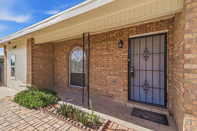 Building Photo - 3 bed 2 bath house with a studio