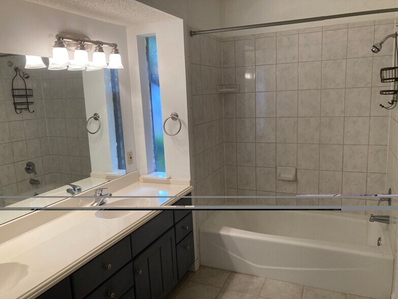 Master Bath - 2929 Cresthaven Dr