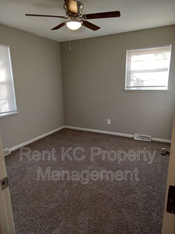 Building Photo - 5703 NE 51st St