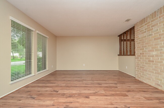 Building Photo - 3027 Colonial Dr