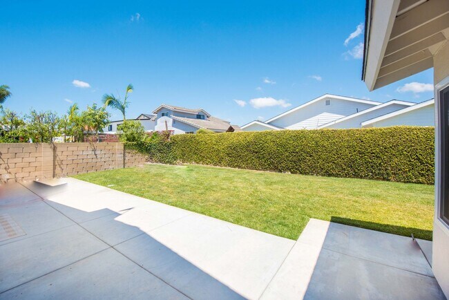 Building Photo - Remodeled South Huntington Beach Home