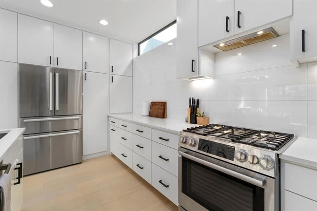 Building Photo - 3406 E 17th St