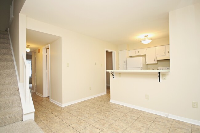 Building Photo - Pet Friendly Stonehenge Townhome With Base...