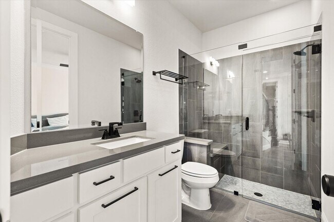 Building Photo - Luxurious in Little Elm