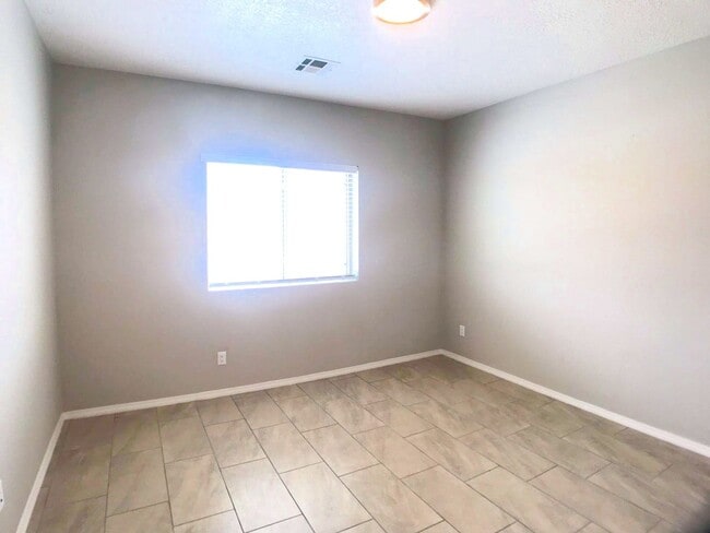 Building Photo - Los Lunas 3 bedroom! Tile Throughout! Refrigerated Air! Spacious living area
