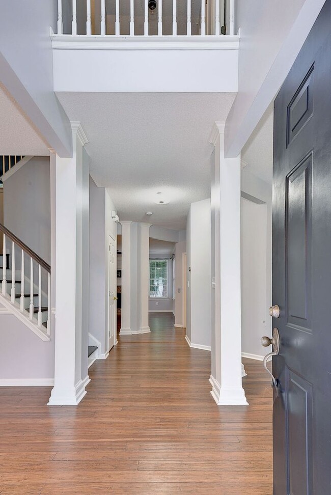 Building Photo - Spacious Home on Wooded Lot!