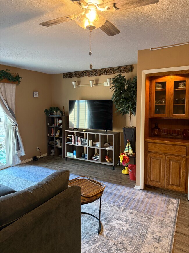 Building Photo - 135 Hillview Dr
