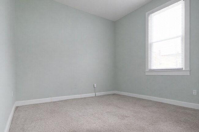 Building Photo - 523 Park Ave