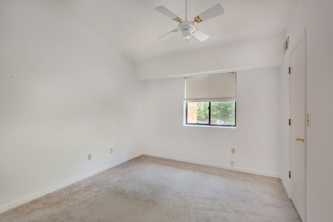 Building Photo - 112 Turtle Creek #12