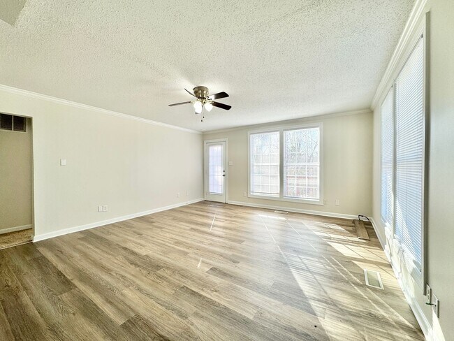 Building Photo - Spacious 4 Bedroom Located in Garden Homes