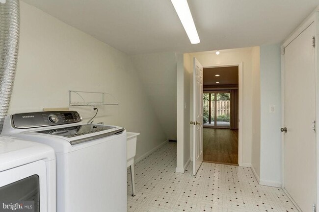 Building Photo - 7133 Swansong Wy