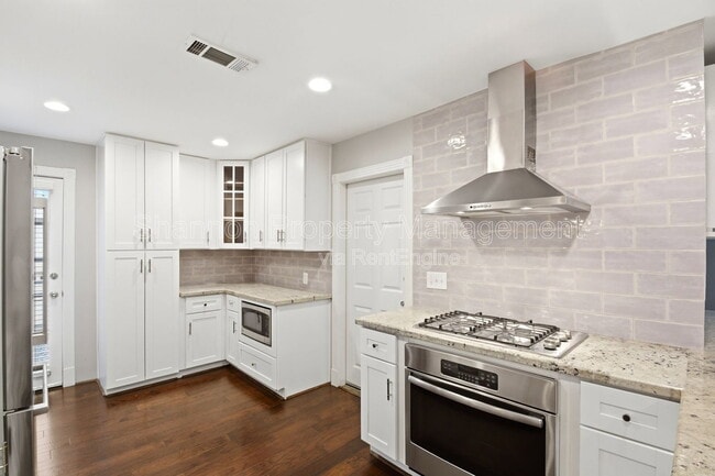 Building Photo - 2207 Saxon Dr