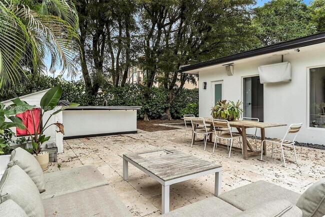 Building Photo - 1444 Mendavia Ave