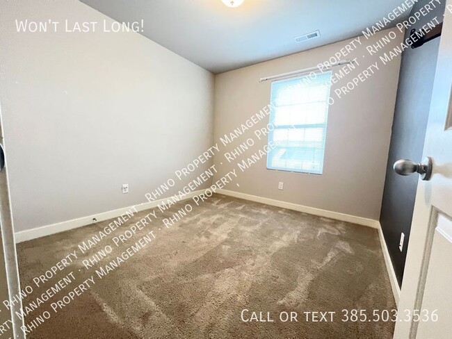 Building Photo - 3 Bedroom/3.5 Bathroom Townhome in South J...