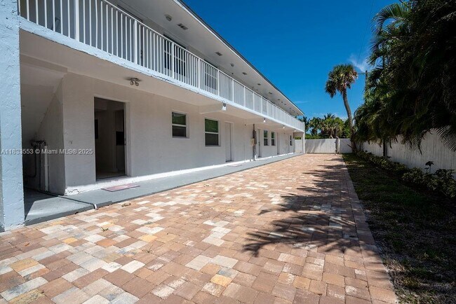 Building Photo - 2305 Tamarind Dr