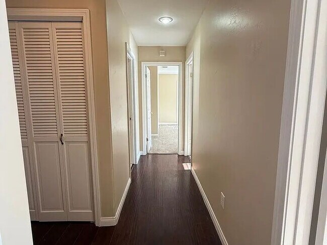 Building Photo - Beautiful 3 bedroom 2 bath home home in The Seasons!