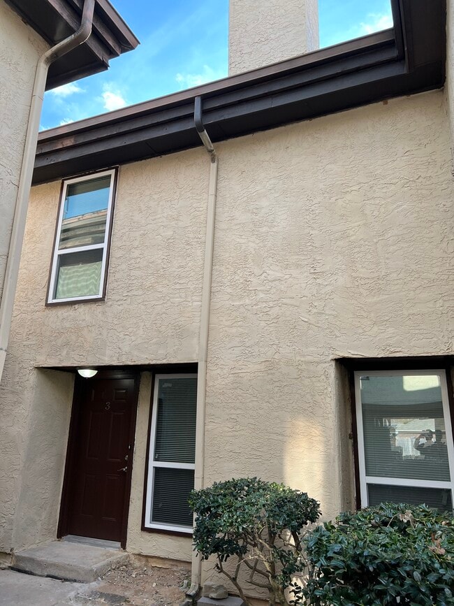 Building Photo - 711 Harbour Town Dr
