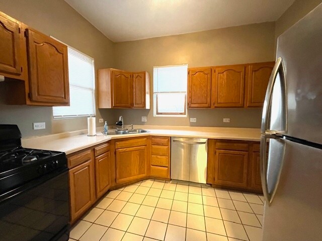 kitchen - 236 E Illinois St