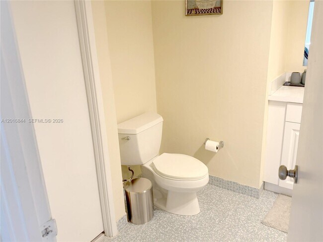 Building Photo - 1301 NE Miami Gardens Dr