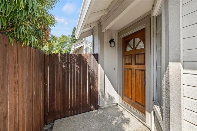 Building Photo - Updated Contemporary 3 Bed / 2 Bath Home w...