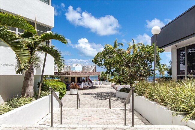 Building Photo - 999 Brickell Bay Dr