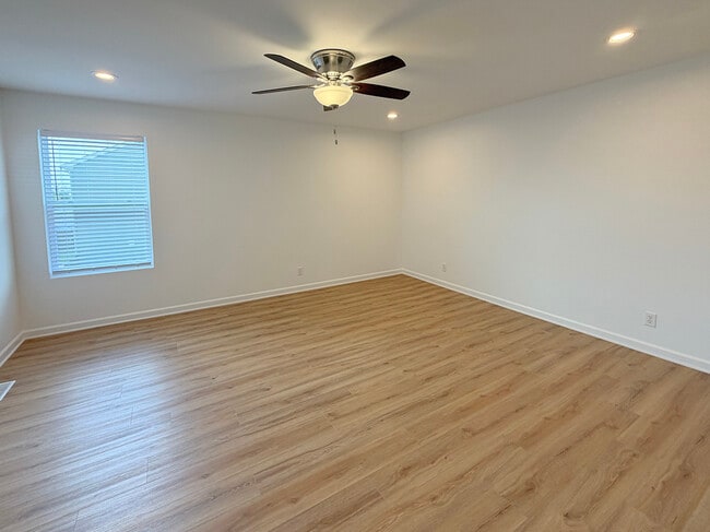 Building Photo - 651 Olive Ln