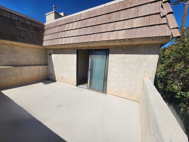 Building Photo - 424 W Avenue J5