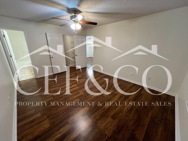 Building Photo - Lovely 2 bedroom 2 bathroom townhome now available.
