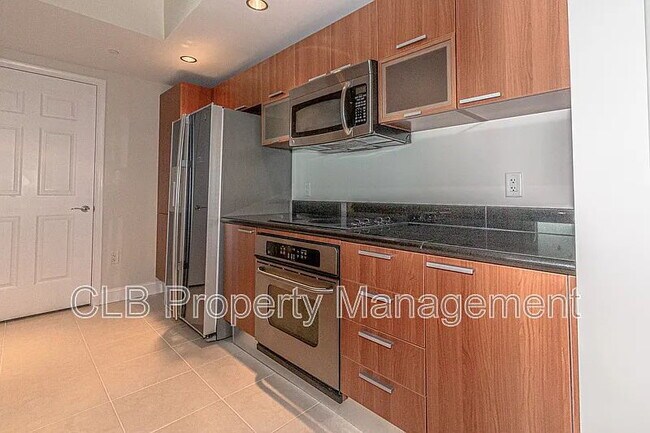 Building Photo - Large 2 bedroom/2 bath condo on the river
