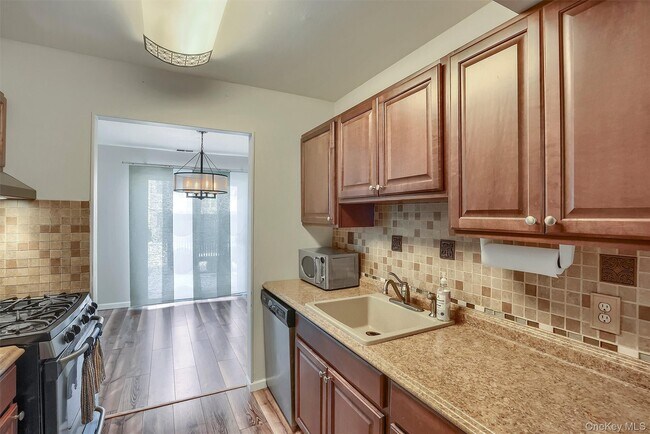 Building Photo - 1208 Whispering Hills Dr