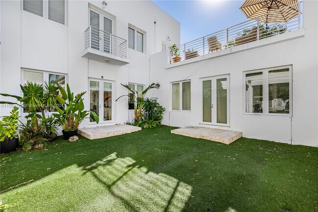 Building Photo - 696 NE 68th St