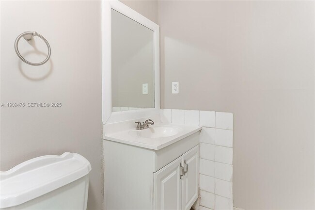 Building Photo - 2152 NE 1st Ct