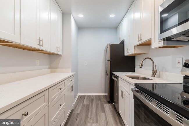 Building Photo - 8708 Village Square Dr