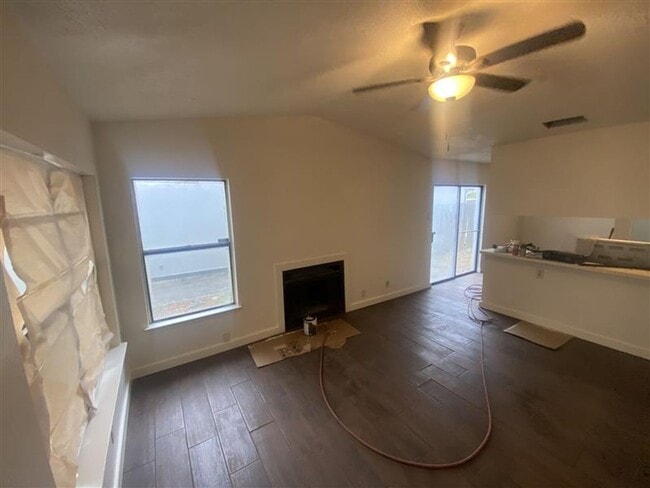 Building Photo - Spacious 3/2 duplex with a garage