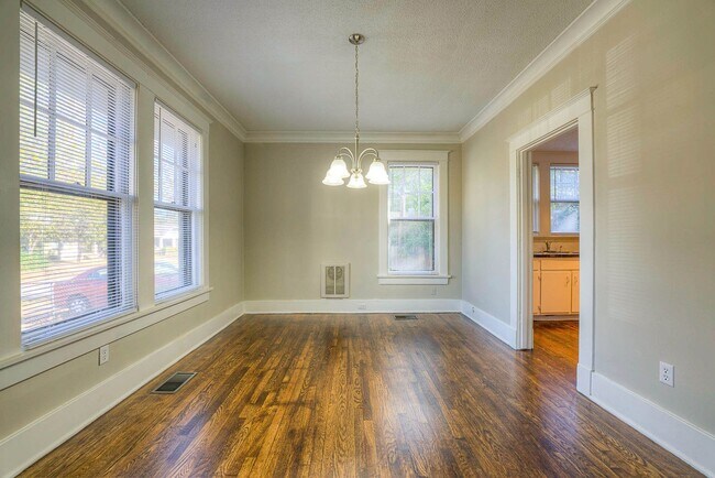 Building Photo - Gorgeous, renovated Midtown 3/1.