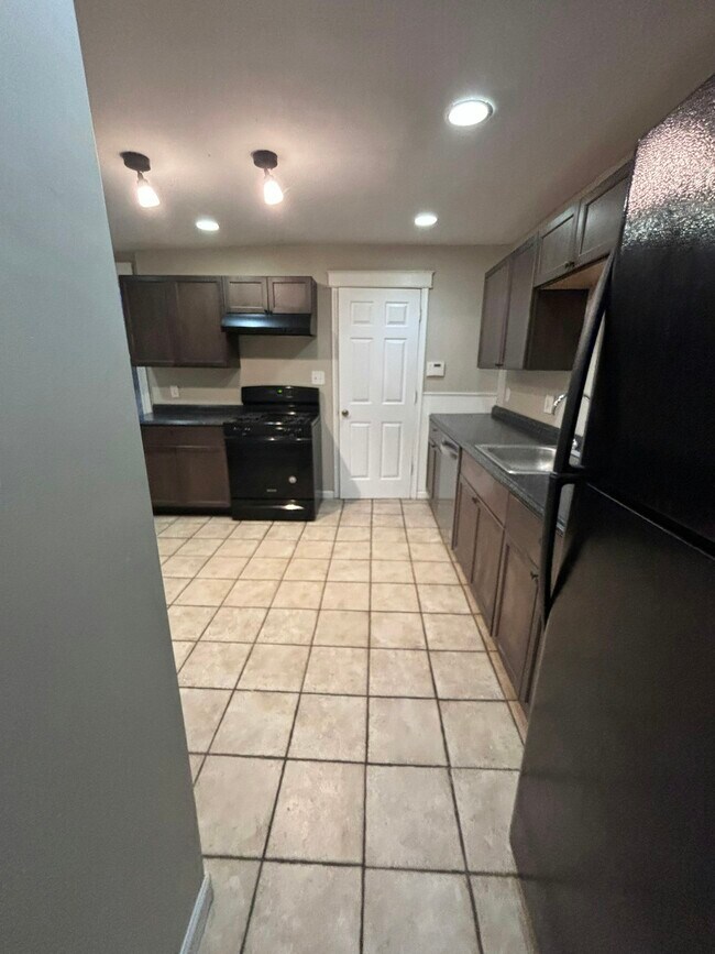 Building Photo - 165 Sharpe St