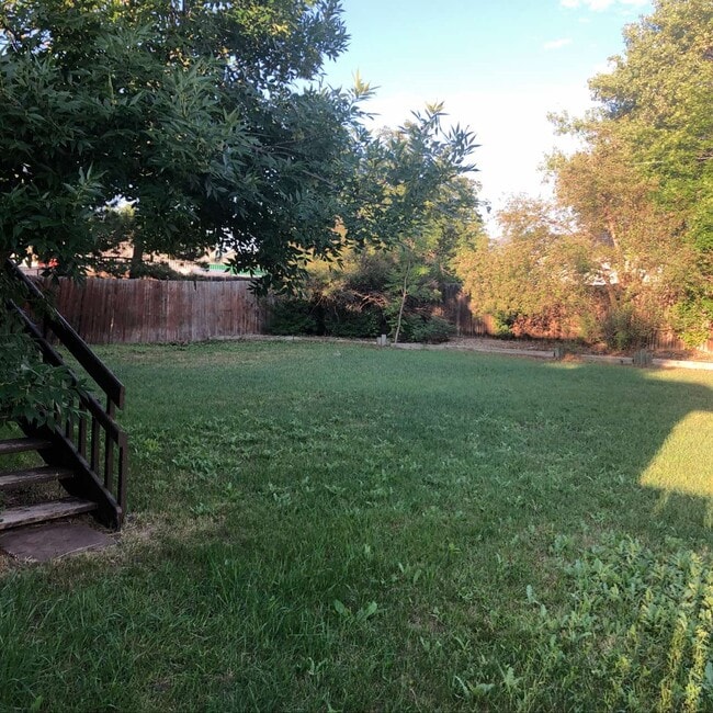 Building Photo - 905 Ponderosa Dr