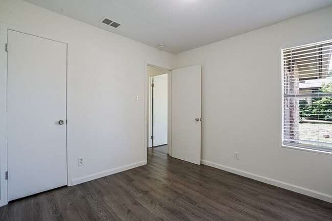 Building Photo - 701 Country Aire Dr
